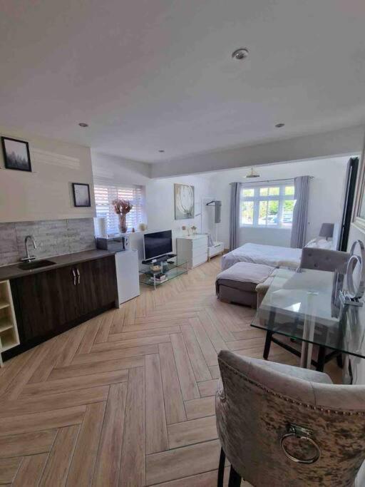 Lovely Annex In Lilliput Apartment Poole