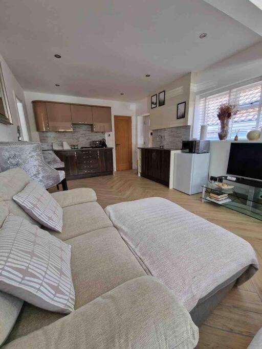 Lovely Annex In Lilliput Apartment Poole