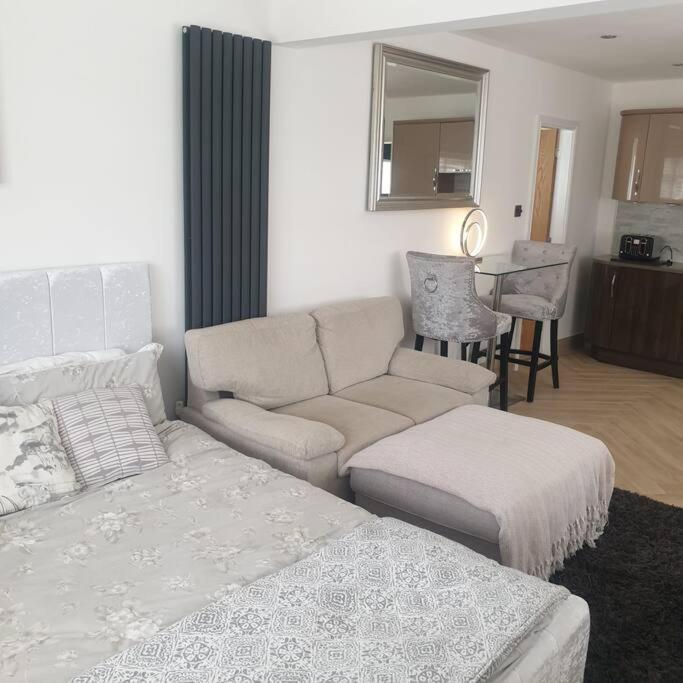 Lovely Annex In Lilliput Apartment Poole